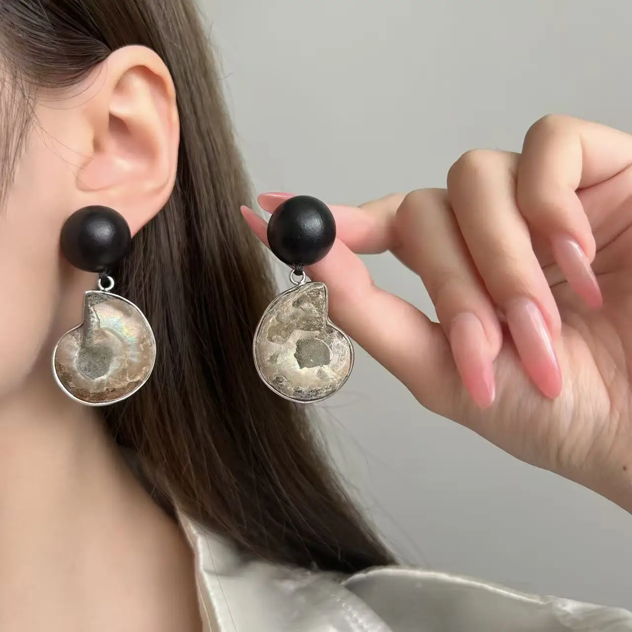 New Chinese black wood Zhuhai snail fossil earrings, niche retro shell earrings, cold wind, high-end long earrings.