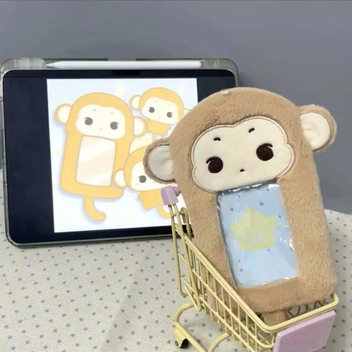 Porte-cartes en peluche avec petit singe de dessin animé, accessoire mignon pour badges d'identité et cartes photo de 3 pouces, marchandise pour les fans de K-pop, 1 pièce