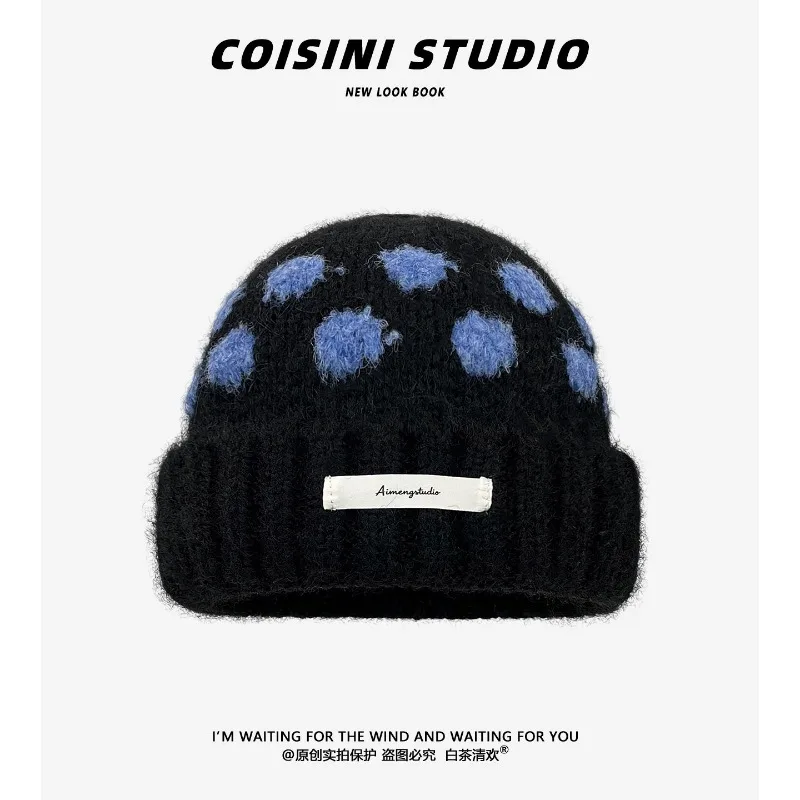 Koreanische Polka-Dot-Strickmütze für Damen, Herbst und Winter, dick und warm, modisch und vielseitig, mit Ohrenschutz, Ski-Beanie-Mütze. – Detail 2