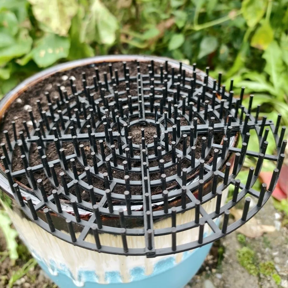 Breathable Mesh Plant Pot Soil Protector Grid Cover Cutting Barbed Cut-Outs Spiked Soil Protection Grid with Included Stakes