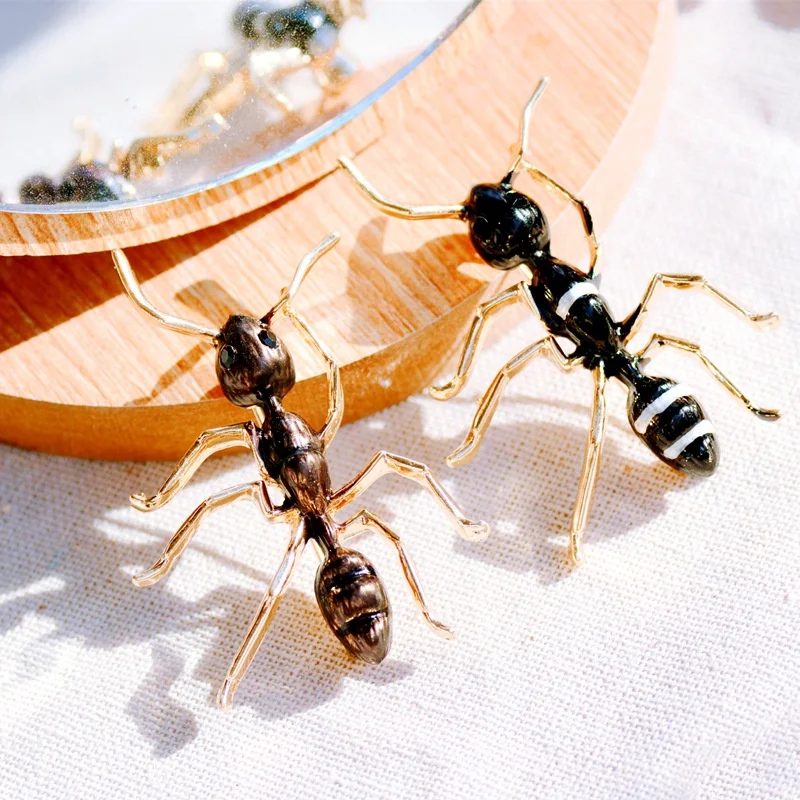 女性のためのクリエイティブなエナメルブローチ、合金の昆虫と動物の宴会、衣類のアクセサリー、新しい