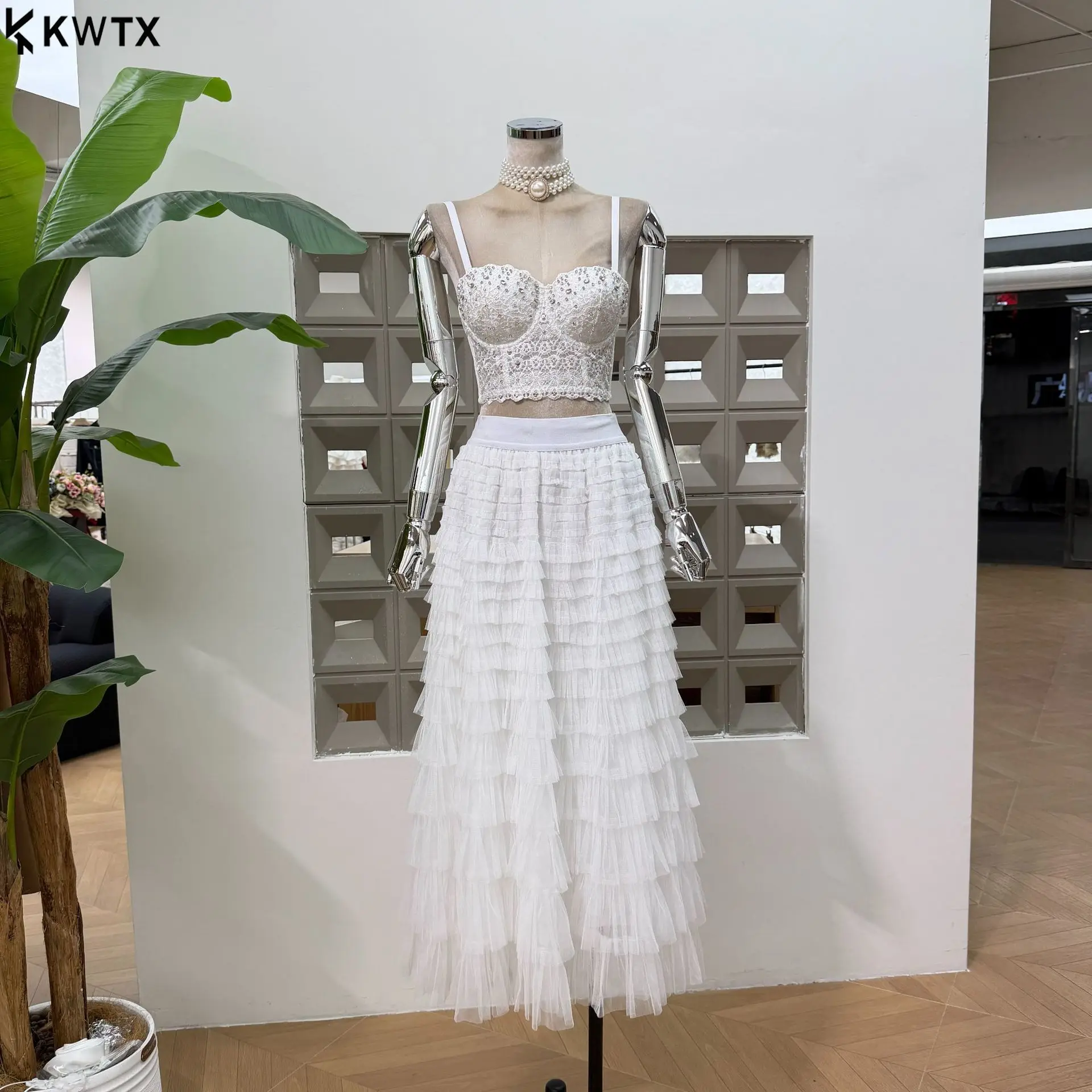 

Модный женский комплект KWTX 2026: белый кружевной топ и многоярусная тюлевая макси-юбка, элегантный наряд для свадьбы и отпуска
