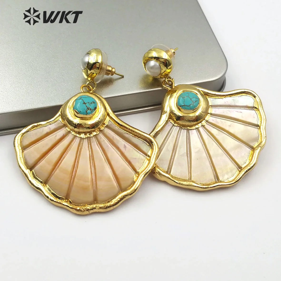 

WT-E504 Fashion Shell Earrings with Pearls and Green Gem-stone Embellished with Gold Trimming Hand-carved Pattern Skirt Shape