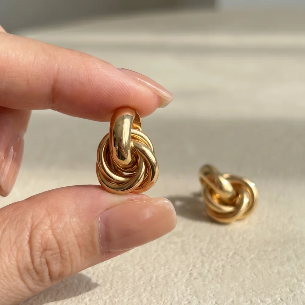 Twists Gold-Silberfarbene Knoten-Creolen im koreanischen Stil für Damen – Glänzende, trendige Ohrringe mit Schmetterlings-Ohrstecker für den Alltag – Detail 4