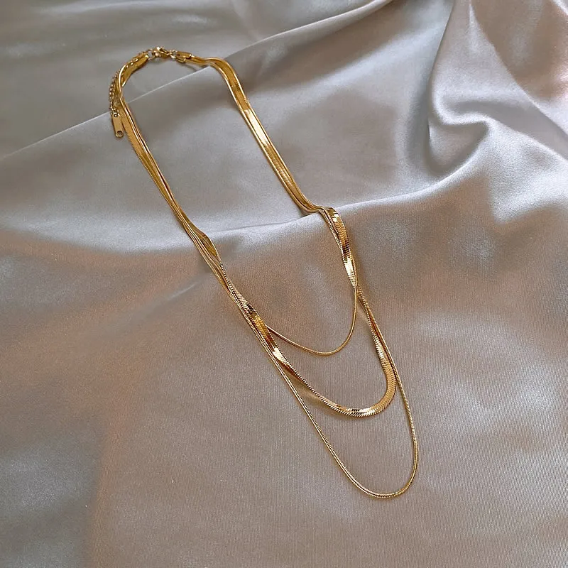 Edelstahl-Halskette in Goldfarbe mit mehrschichtiger Schlangenkette, nicht ausbleichender Schmuck für Frauen, sexy Schlüsselbeinkette-Accessoire – Detail 6