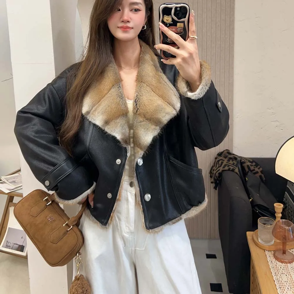 يتغلب مع السترة السفلية الجديدة لشتاء 2025 مع بطانة من ريش الإوز على معطف الفرو القصير والشبابي للنساء