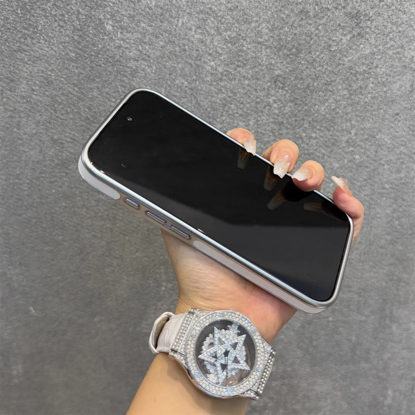 Luksusowe skórzane etui magnetyczne na telefon iPhone 17 16 18 Pro Max z platerowaną ramką, oryginalne magnesy biznesowe, obudowa odporna na wstrząsy z funkcją ładowania. — zdjęcie produktu 5