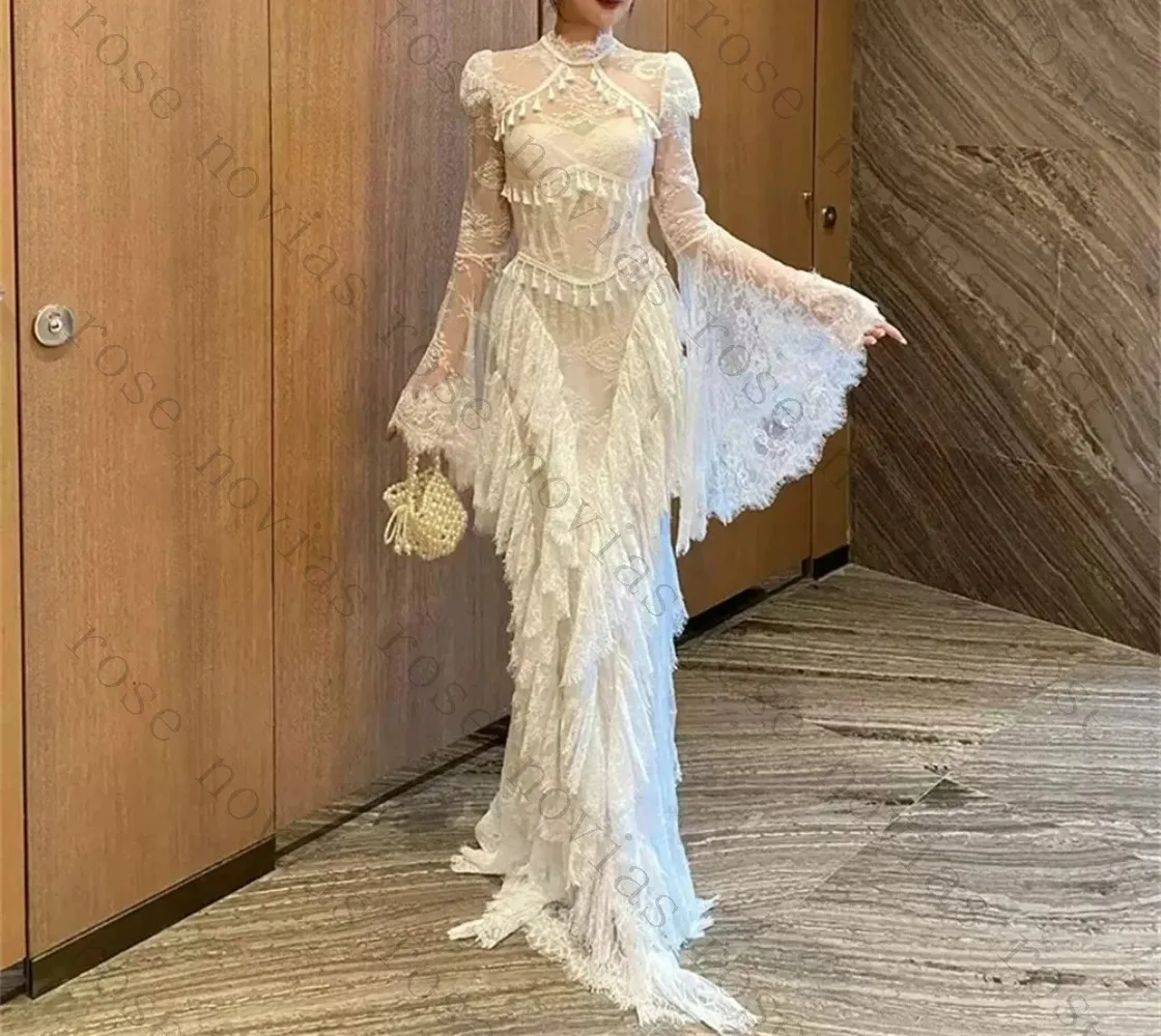 Maßgeschneidertes Boho-Spitzen-Brautkleid mit langen Glockenärmeln, hohem Kragen, Meerjungfrauen-Schnitt, Fransen und Quasten, bodenlang