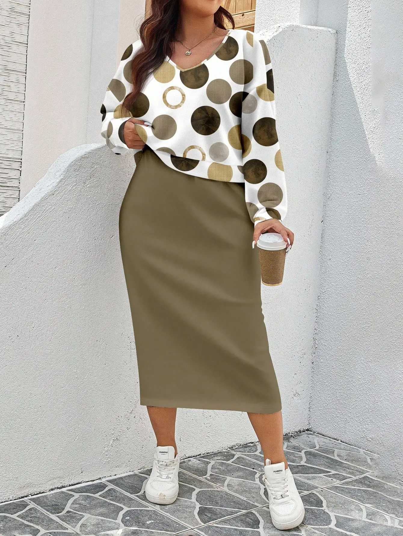 

Комплект из двух предметов с принтом в горошек: топ с V-образным вырезом и длинными рукавами и юбка-карандаш цвета хаки.