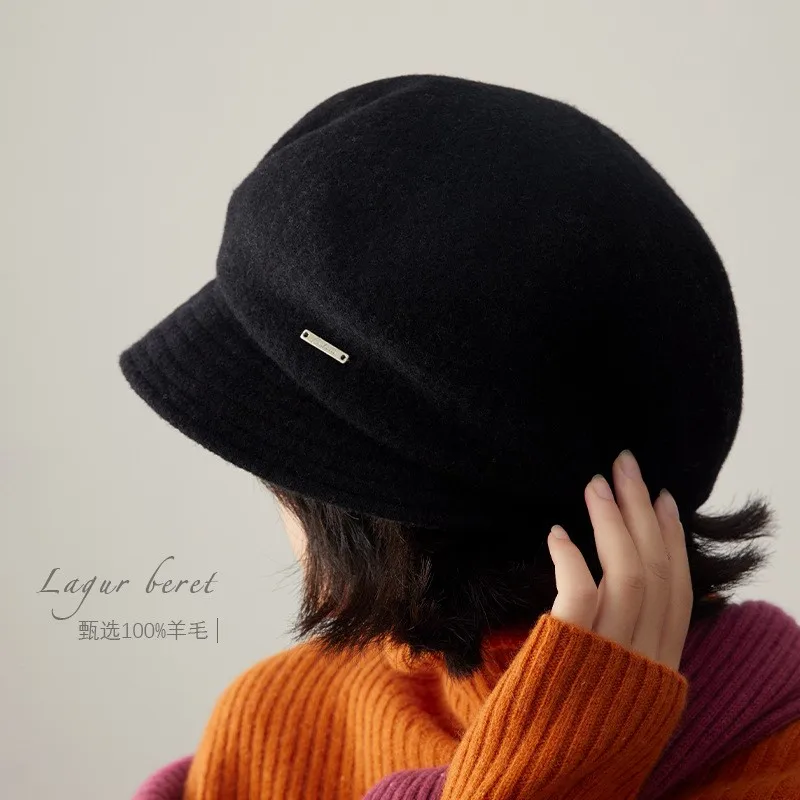 

Шерстяная рыбацкая шляпа с короткими полями делает лицо меньше, а модный женский берет придает образу стильный вид.