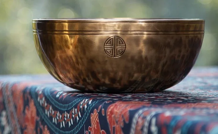 

The singing bowl is handmade and thickened meditation yoga bowl bronze bowl healing bronze utensils