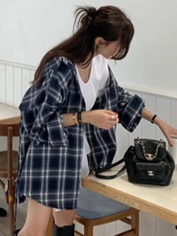 เสื้อเชิ้ตลายสก๊อตวินเทจสุดชิค เสื้อเชิ้ตแขนยาวกระดุมเดี่ยวผูกเอวทรงหลวมสตรีทสปริงคอลเลกชันเสื้อผู้หญิงแฟชั่น