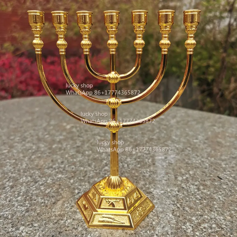 

Золотой подсвечник с 7 головками, гостиная, спальня, орнамент подсвечника, подсвечник с семью головками.