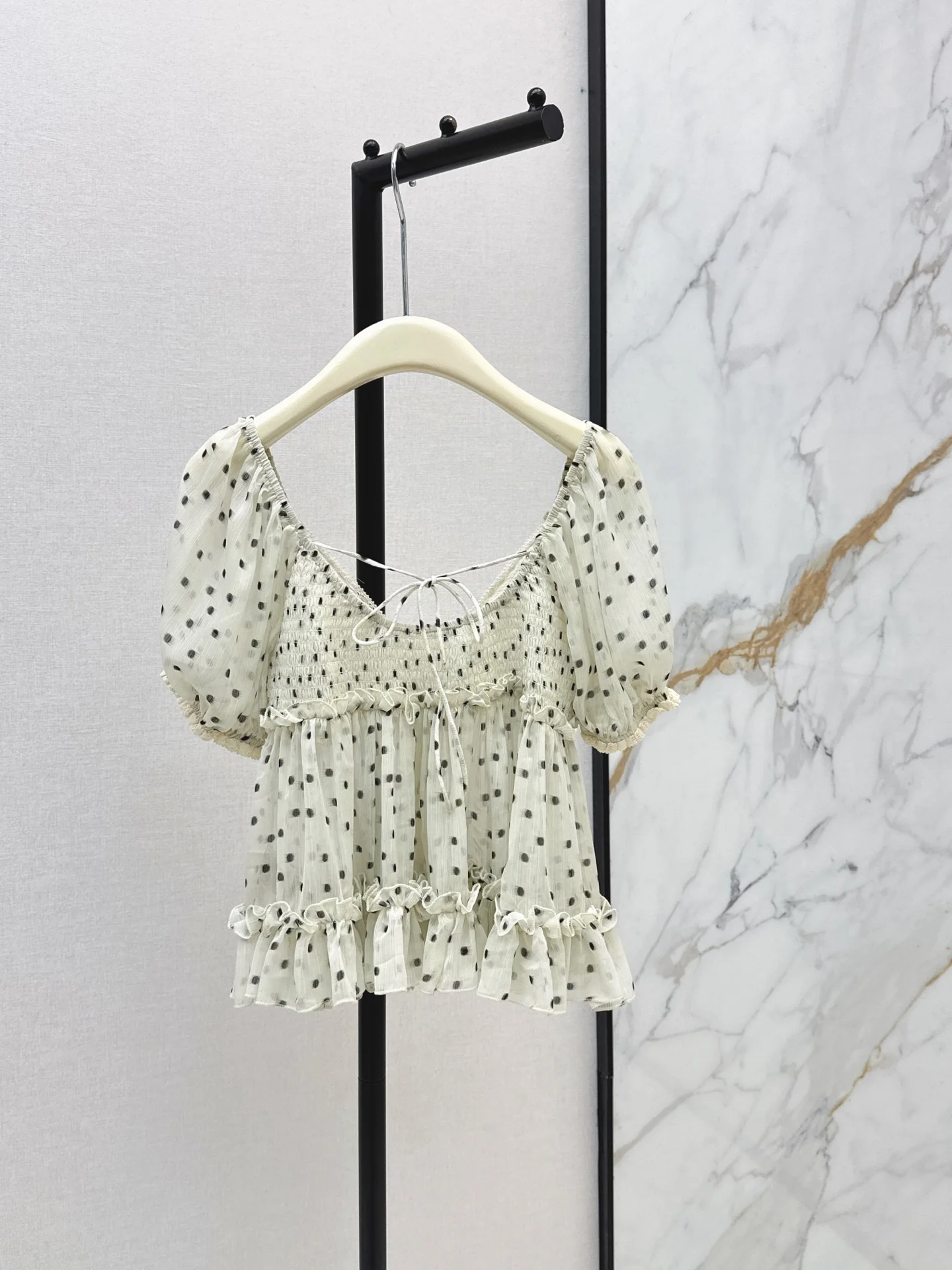 The latest French ruffled countryside style V-neck top for spring and summer 2026