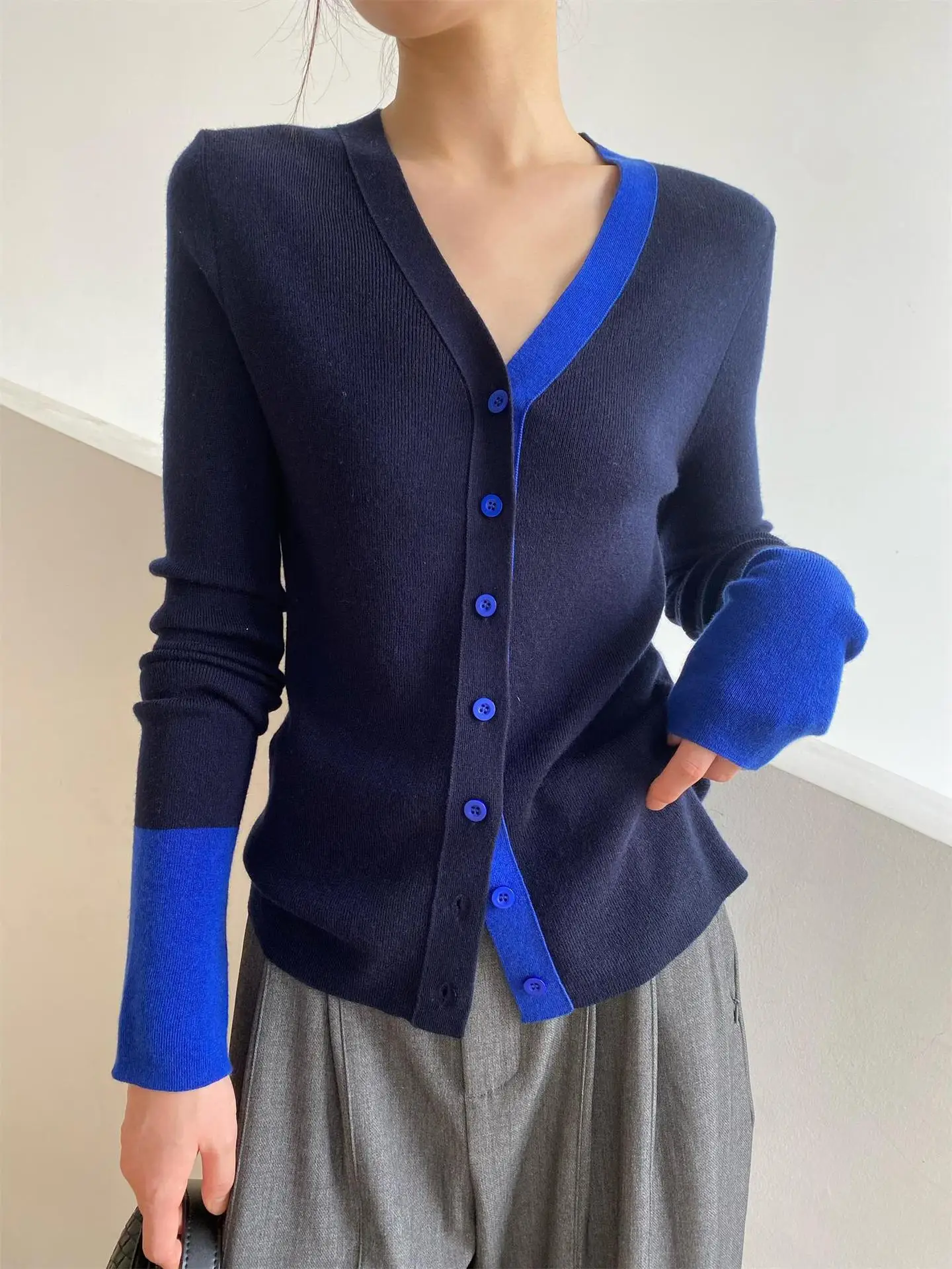 Fenggejiwo wool V-neck fashionable and versatile color blocked sheep wool slimming and anti-aging knitted sweater single