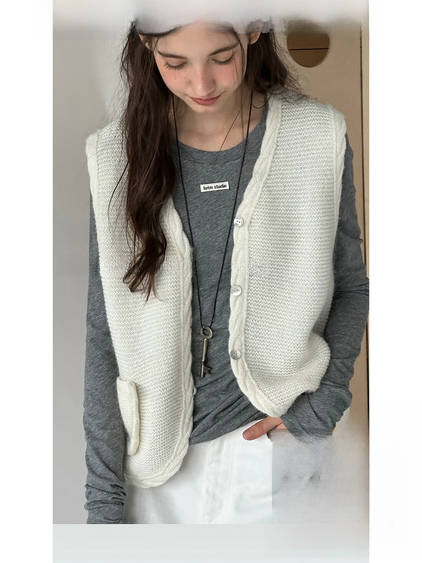 

Теплый женский жилет Le Commute с декоративными элементами, из смесовой ткани (полиэстер, нейлон, акрил, шерсть), V-образный вырез, стандартная длина, умеренная теплосберегающая способность