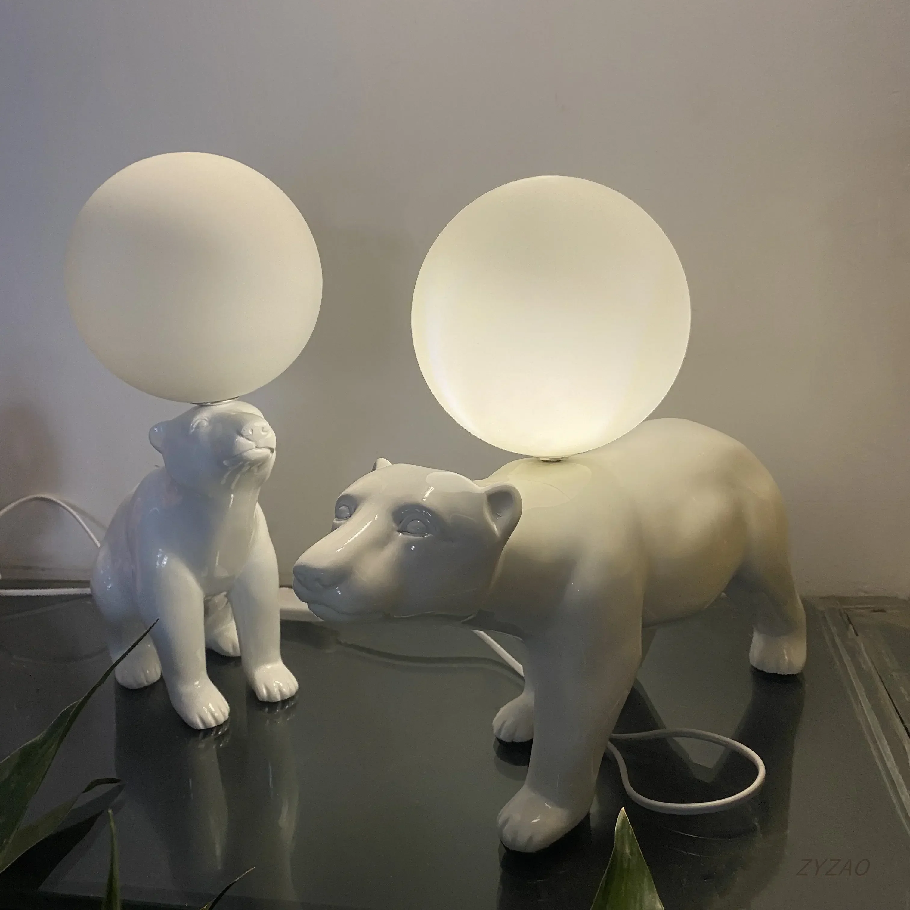 Lámpara de mesa de oso de resina de diseño nórdico, luz de escritorio Led con bola de cristal para dormitorio