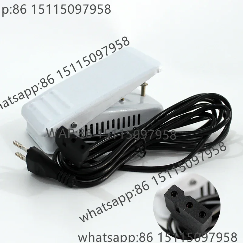 

Бытовая трехпроводная запирающая машина, двигатель. Старомодный запирающий код. Боковая швейная машина. Маленький двигатель.