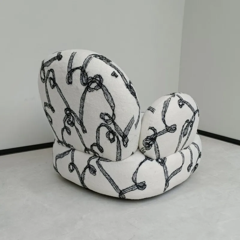 Cremefarbenes Stoffsofa, Wohnzimmer, Balkon, einfache Business-Freizeit