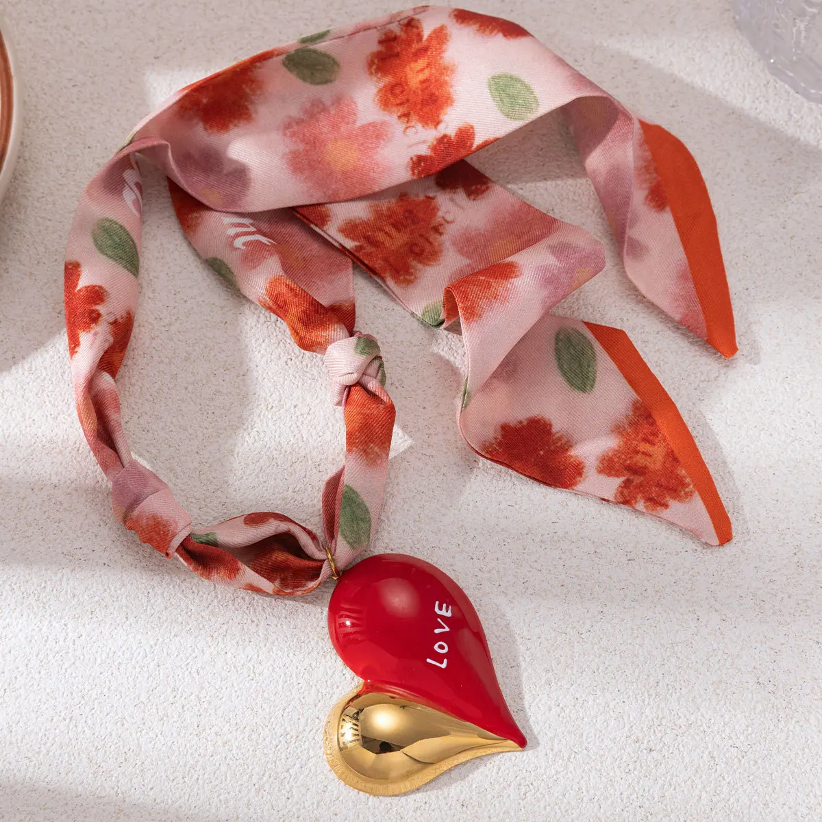 بيان قلادة كبيرة على شكل قلب وشاح حريري للنساء من الفولاذ المقاوم للصدأ هدية مجوهرات حمراء بالتنقيط بالزيت