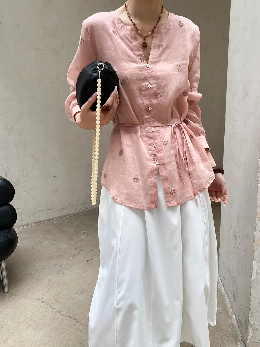 Sommerliches Damen-Shirt in unifarbenem V-Ausschnitt, locker geschnitten, mit Stickerei, für einen eleganten Look. – Detail 19