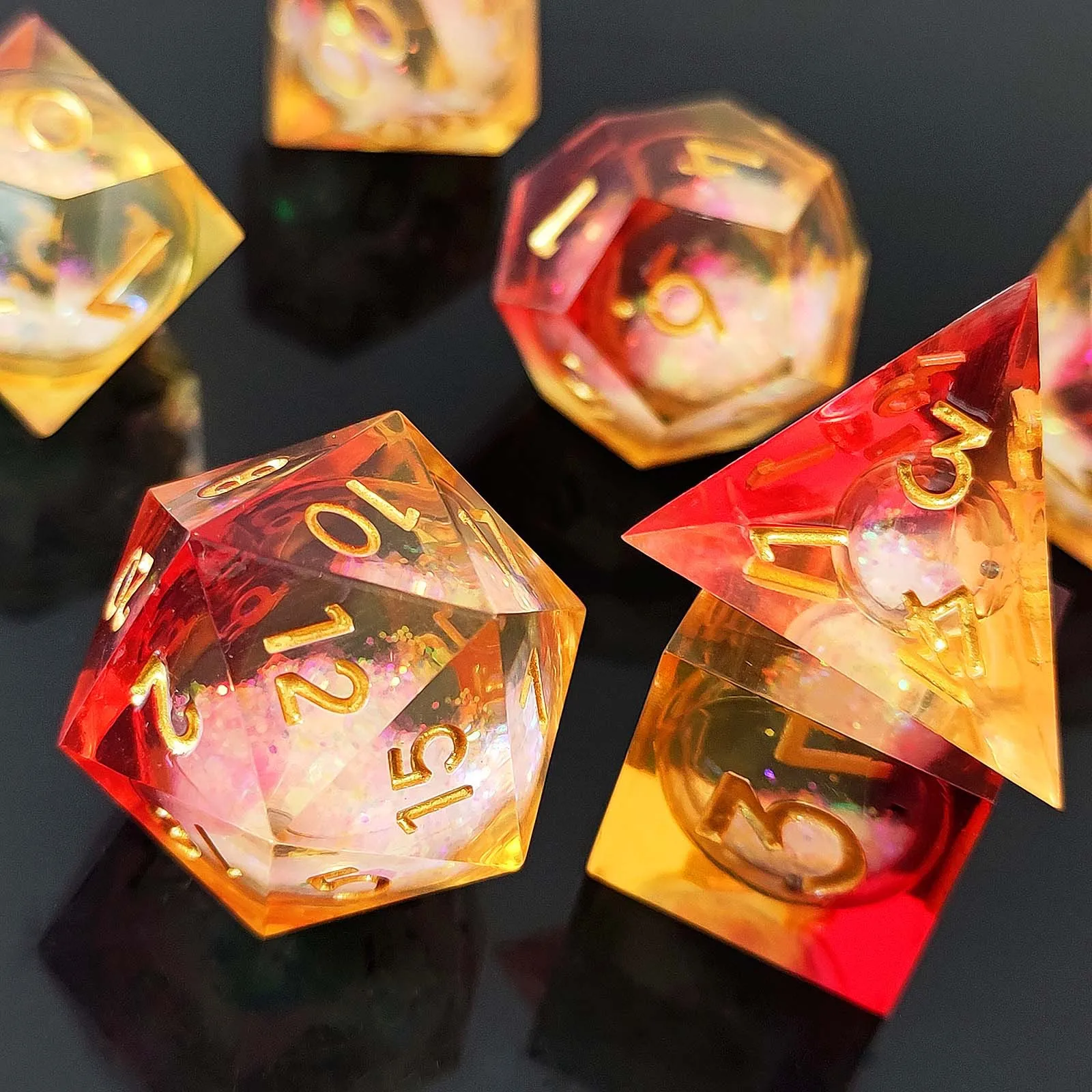 

Набор из 7 кубиков DND с жидким песком и смоляным наполнителем для настольных ролевых игр Dungeons & Dragons, набор кубиков с жидким сердечником, кубики Ктулху, RPG кубики