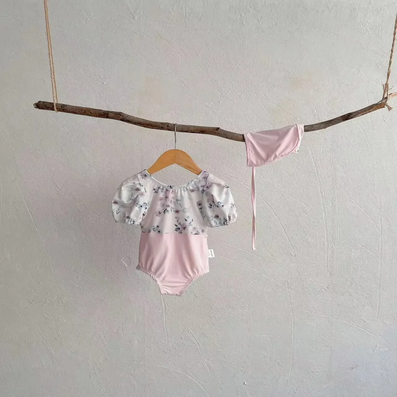 Цельный купальник с пышными рукавами для маленькой девочки, мягкий шелковый купальник для маленьких девочек, розовые купальники с бесплатной шапкой для купальника