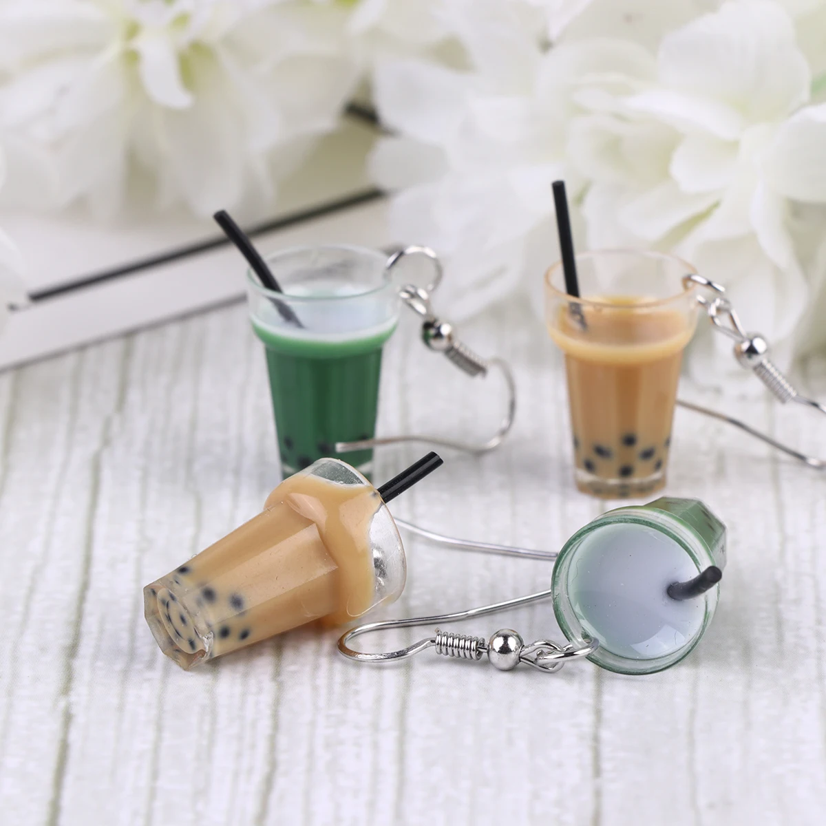 2 pares de pendientes verdes para mujer, joyería divertida y creativa ligera, té de la leche simulado, Idea de regalo perfecta, ganchos para las orejas artesanales DIY