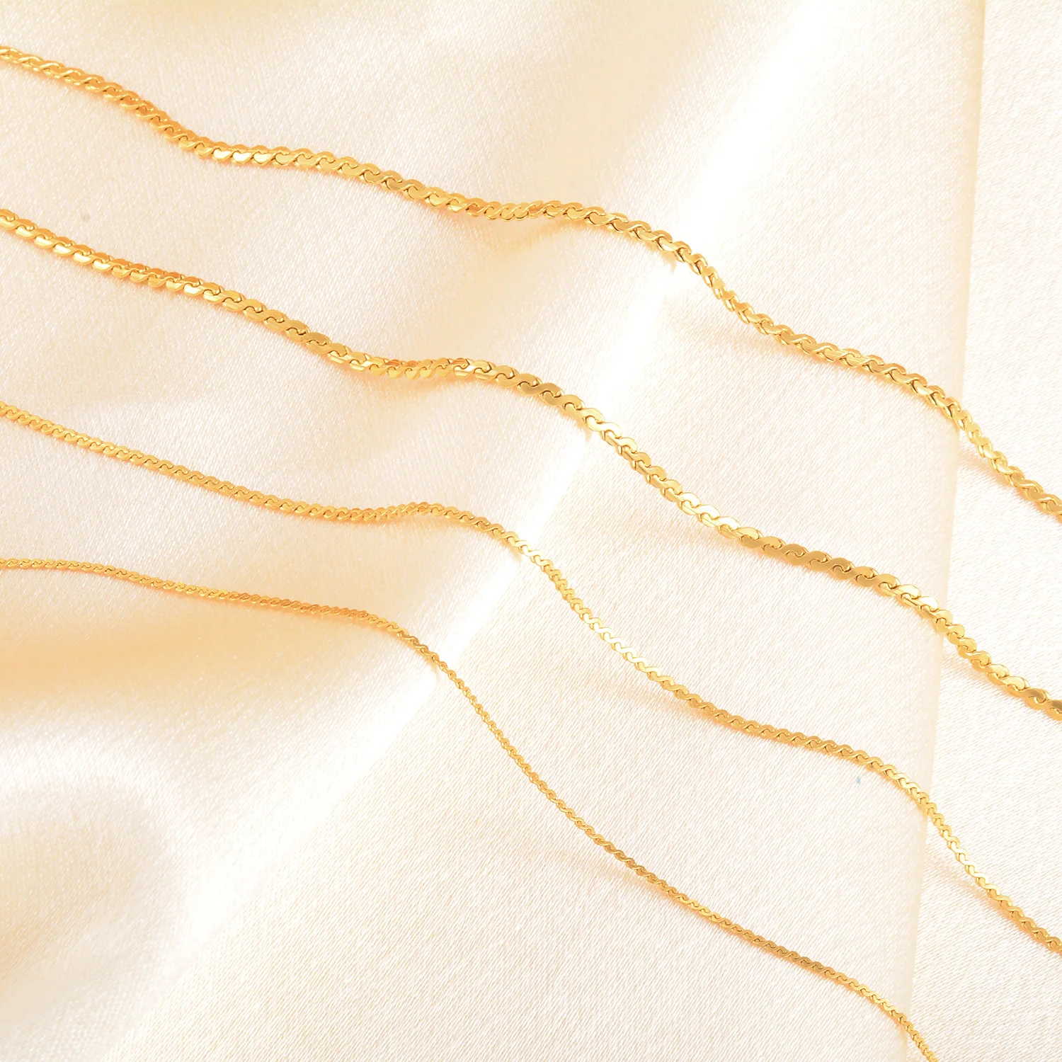 Yadreva S-förmige Halskette, Dünne Edelstahlkette, Schlüsselbein-Schmuckzubehör, Einfache Gliederkette in Gold-/Silberfarbe – Detail 6