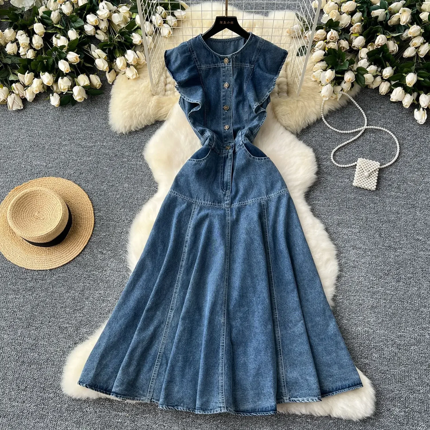 Robe en jean patchwork à bord de feuille de lotus Design Sense 205. Robe longue à simple boutonnage, sans manches, col rond, mode d'été pour femmes