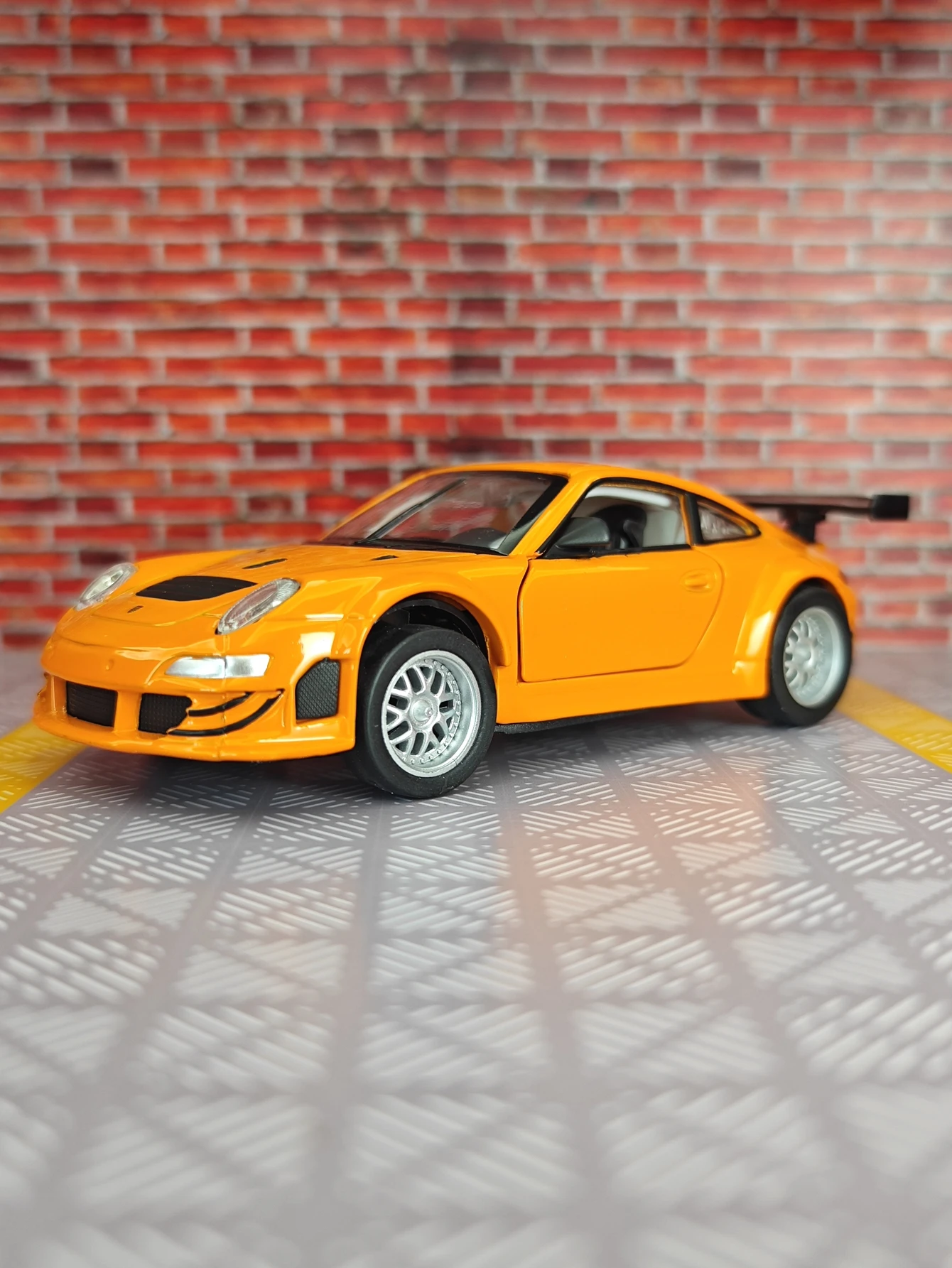 

1:32 Porsche 911 GT3 alloy car model ornaments collection doors can open children's pull-back toys gifts.