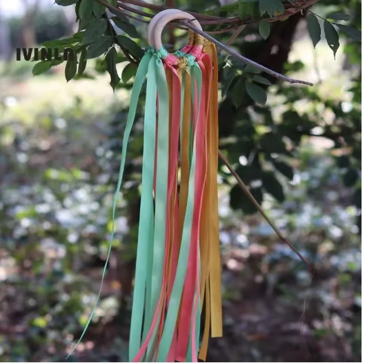Nieuwste 10/20 stks/partij Regenboog Kleur Vlek lint Houten Ring Met Sliver Bell voor Hand Kite Speelgoed FLY ME verjaardagsfeestje Gunsten