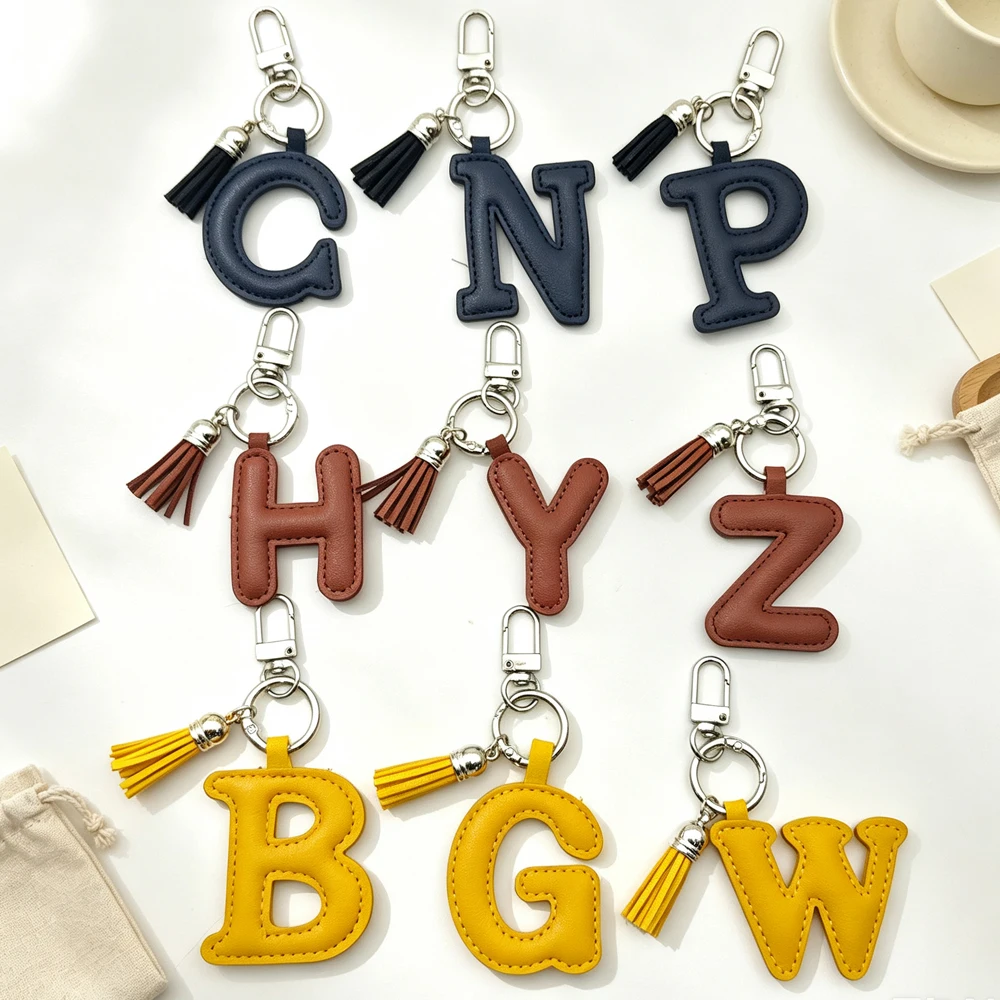 Modischer A-Z Initialen-Leder-Schlüsselanhänger mit Mini-Quasten-Dekor, Einfarbiger Alphabet-Schlüsselring, Rucksack-Ornament für Mädchen, Charm-Geschenk – Detail 5