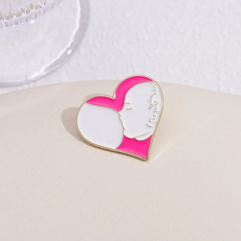 Enamel Pins Custom Breast Feeding Brooches Lapel Badges Love Kids Jewelry Gift for Family Mother and Baby