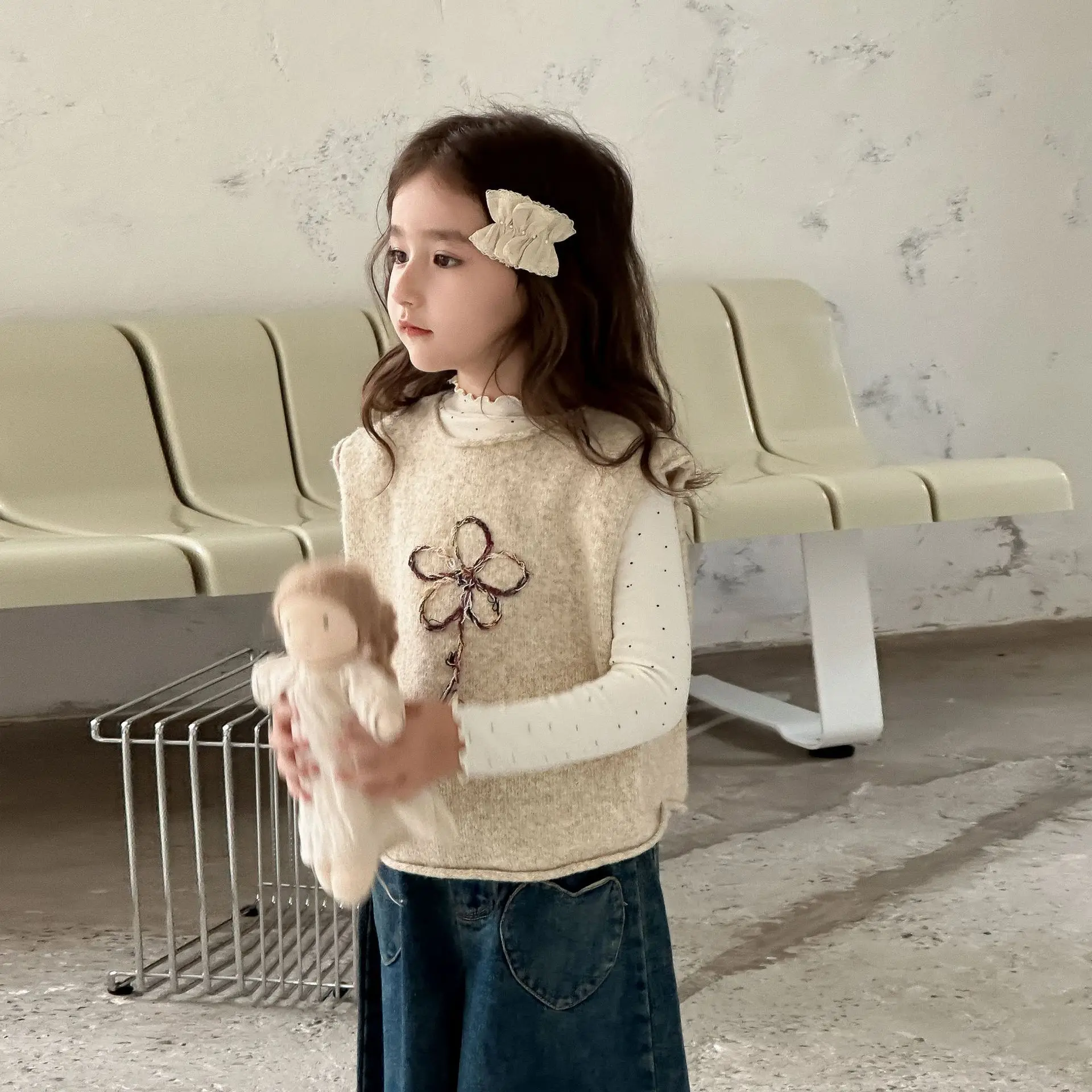 Gilet da ragazza autunno nuovo ricamo manuale maglione di fiori maglione per bambini abbigliamento per bambini gilet morbido 2024 dolce semplice