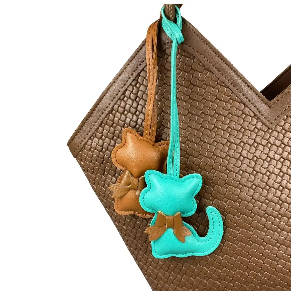 سلاسل مفاتيح مصنوعة يدويًا من الجلد على شكل قطة - تفاصيل ربطة عنق رائعة، 12 لونًا - هدية مثالية من جلد البولي يوريثان - مثالية لإكسسوارات الحقائب