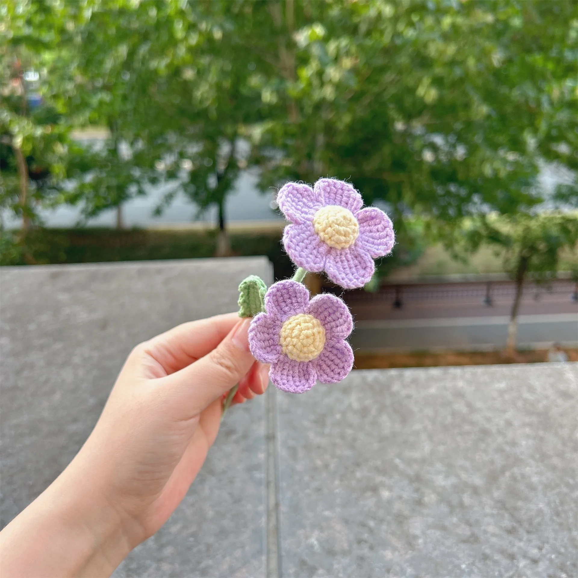 Liebliche Gehäkelte Blumenzweige Handgewebte Blumensträuße Kreative Künstliche Blumen Raumdekoration Geschenk für Freunde – Detail 4