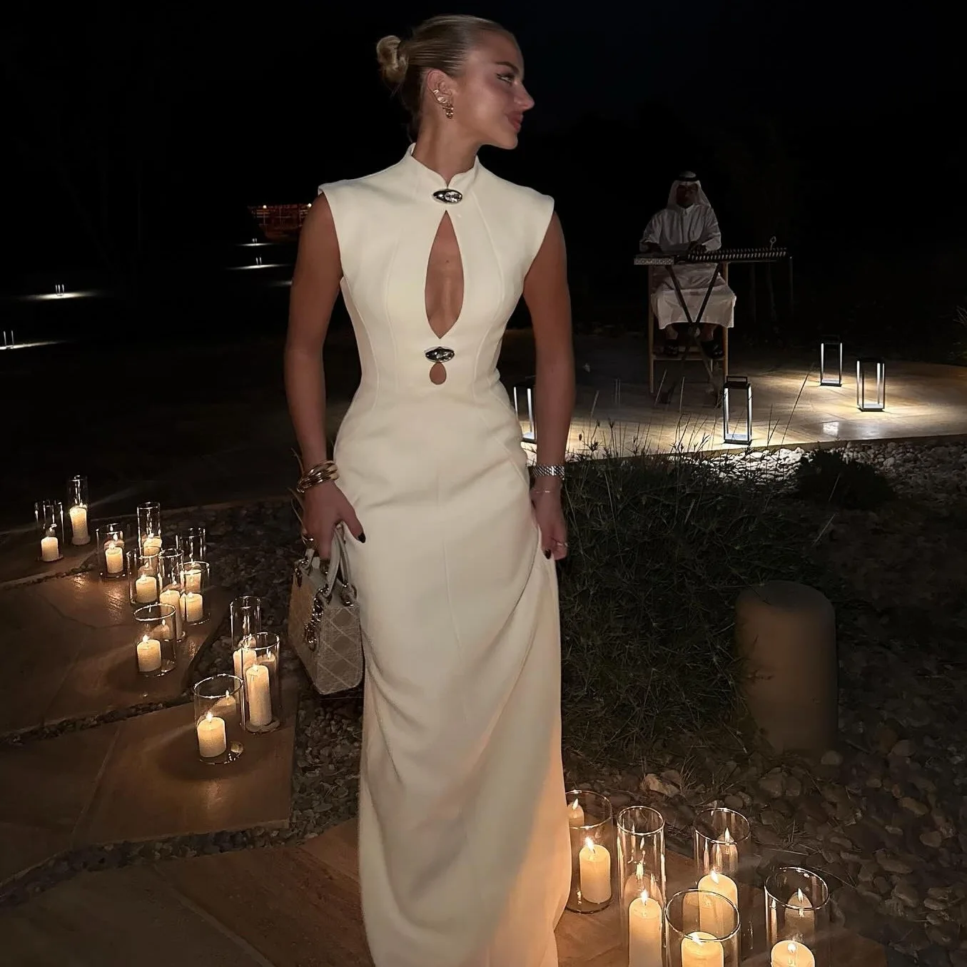 세련된 레트로 섹시 컷아웃 바디콘 드레스, 허리를 잘록하게 잡아주는 디자인과 고급스러운 여성스러운 스타일의 유럽풍 이브닝 드레스