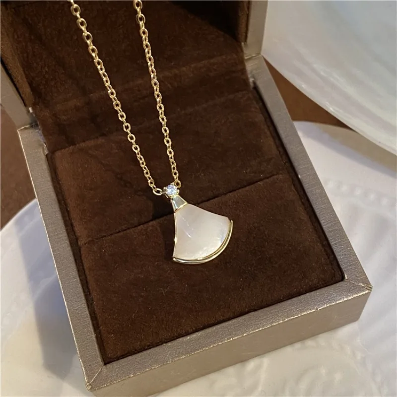 

2025 Summer New Shell Pendant Necklace Women's Minimalist Fan Design Gold Color Geometric Chain Jewelry Gift for Her​