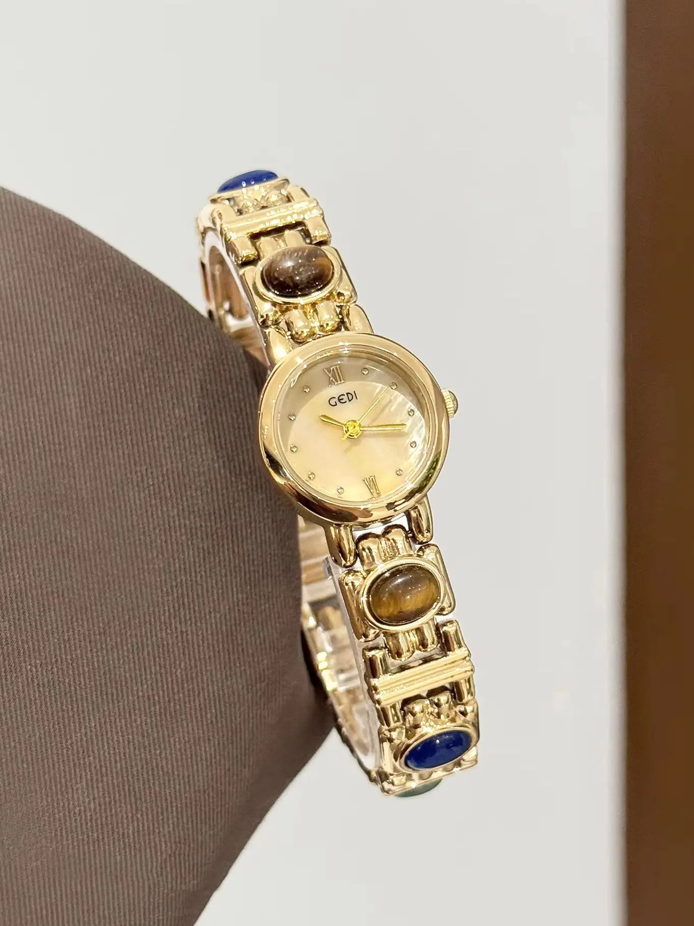 Reloj de Mujer GEDI Vintage con Piedras Preciosas, Correa de Jade Marrón Natural, Caja Redonda, Elegante, Resistente al Agua, Reloj de Cuarzo para Mujer, Regalo