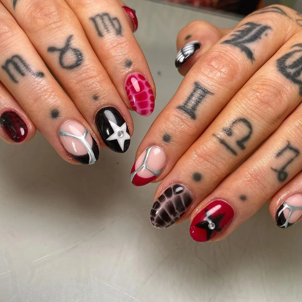 24Pcs Red Black French Design False Nails Press on Gilded Silver Pentagram Nails Stick on Diamond Reusable Finished Finger Nail