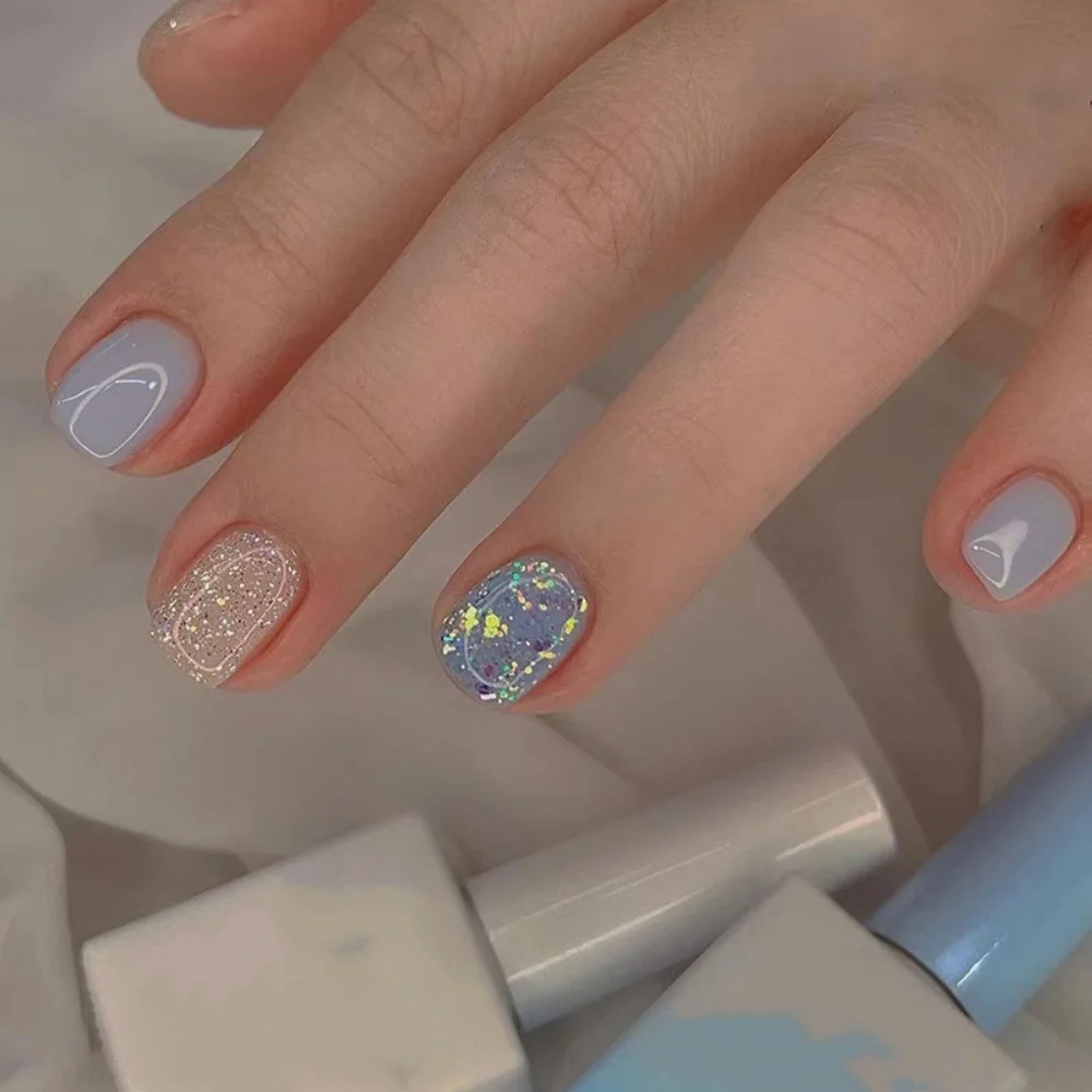 24個入り シンプルネイルセット 付け爪 ブルー ショートスクエアネイルチップ シャイニーパウダーデザイン 付け爪 バレエ風 フェイクネイル 完成品