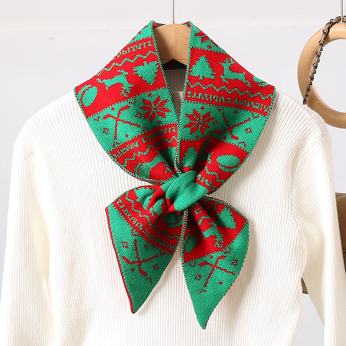 1 women\'s Christmas deer pattern scarf, cute and versatile scarf for autumn and winter.