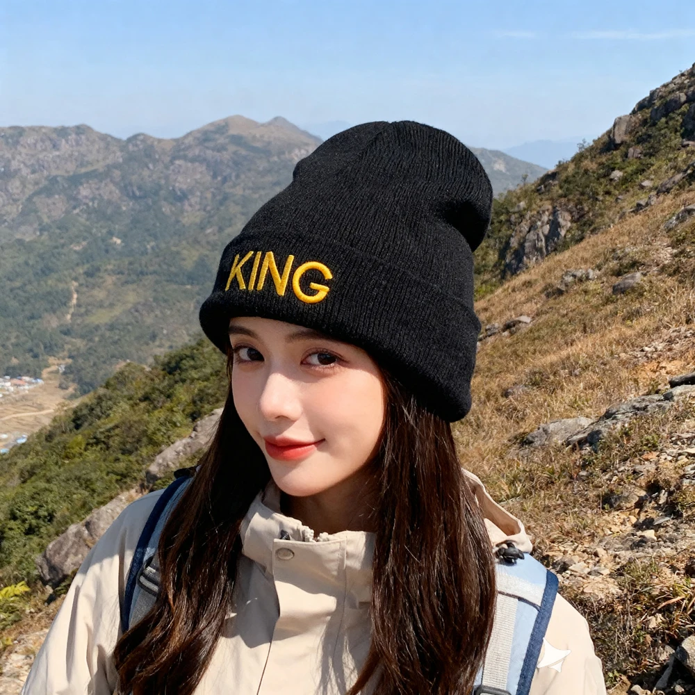 قبعتان شتوية محبوكة مطرزة ثلاثية الأبعاد بشعار KING and QUEEN، أغطية رأس ناعمة ومريحة وعصرية للنساء في الشتاء