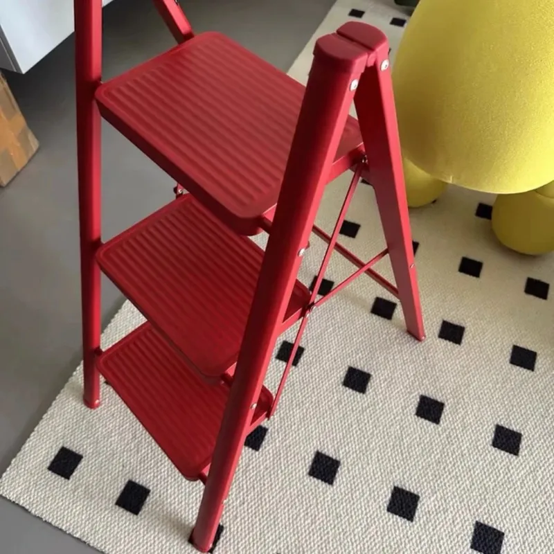 บันไดพับแบบก้างปลา พร้อมแผ่นรองกันลื่น สีแดง รุ่นพับได้สำหรับใช้ในบ้าน ประหยัดพื้นที่ แข็งแรง รับน้ำหนักได้ 150 กก.