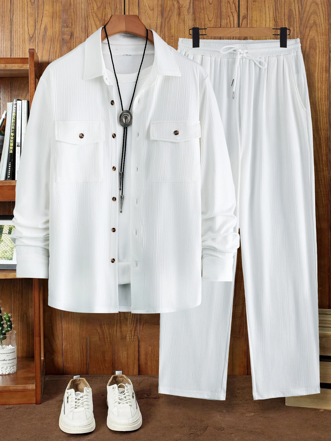 

Мужской комплект из двух предметов с вертикальными полосками и текстурной отделкой: белая рубашка с двумя карманами и брюки на шнурке