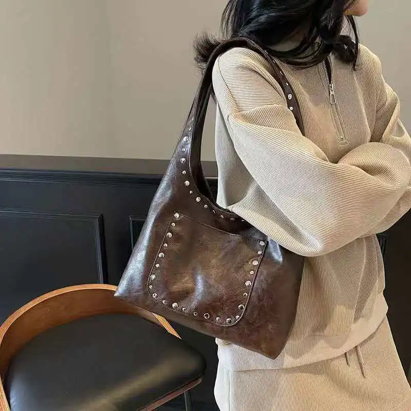 

2026 Fashion-style rivet shoulder bag retro and simple large capacity suitable for daily commuting motorcycle bag