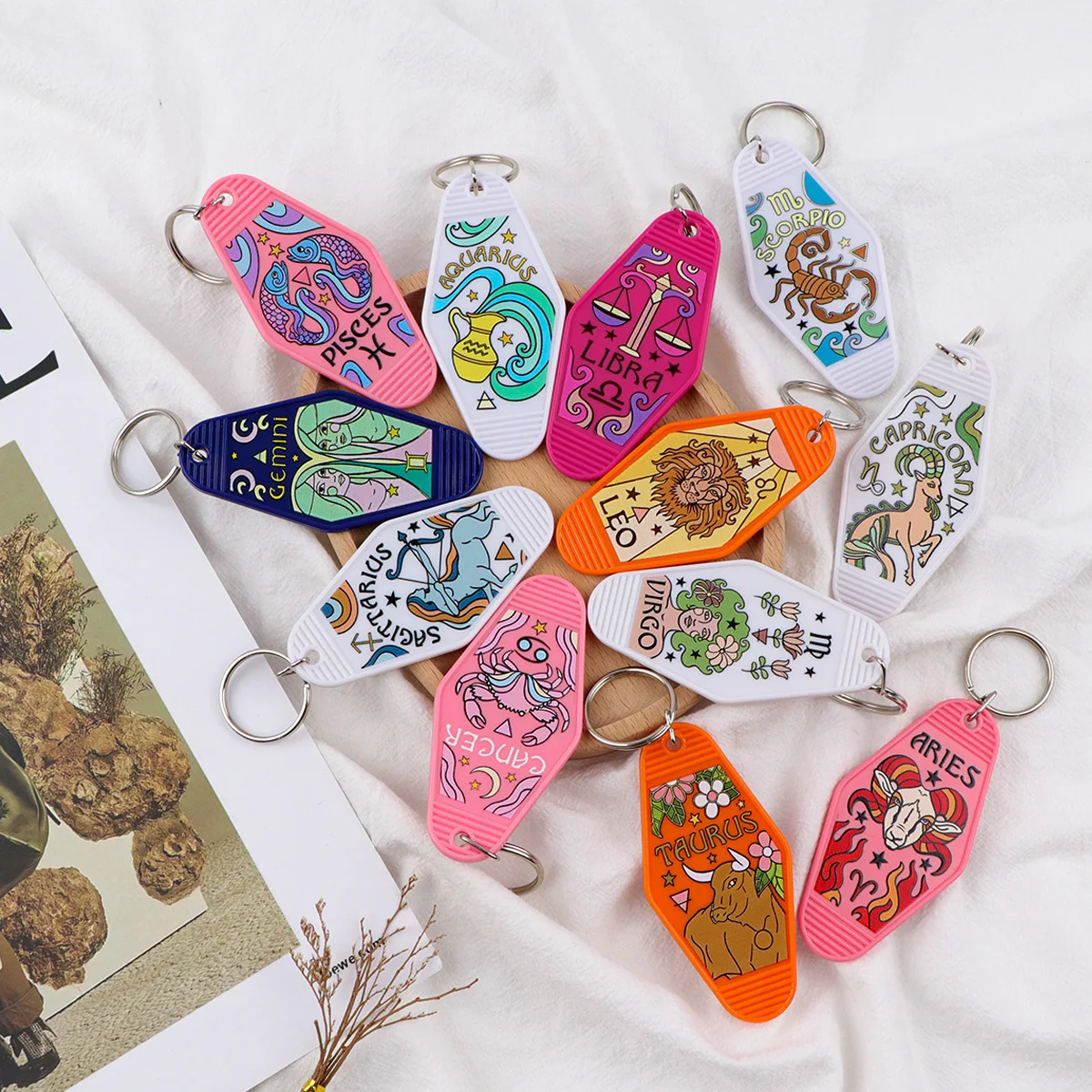 12 Zodiac Signs Keychain Retro Key Tag Backpack Purse Tag Vintage Car Motorcycles Keyring Fashion Jewelry Friends Gifts