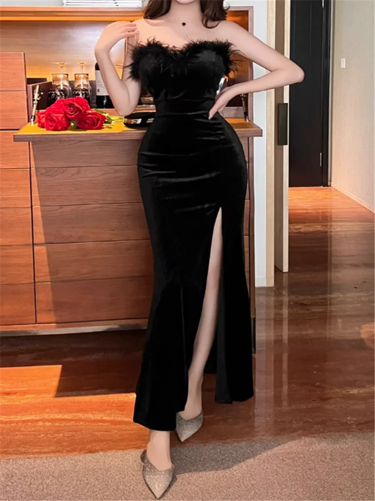 セクシーなハイ スリット ストラップレス フェザー ブラック ベルベット イブニングドレス ファッション ノースリーブ ファー スラッシュネック ペンシル ロング パーティードレス
