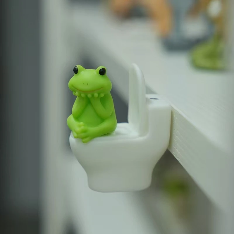 Cute Frog Pig Sitting On Toilet Resin Figurine Funny Mini Statue Creative Home Office Desktop Decor Ornament Gift